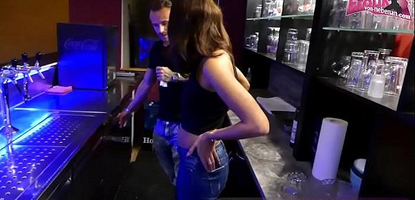  Deutsche Disco schlampe fickt in der Bar und wird verführt